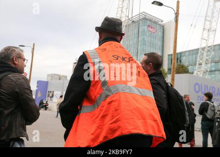 Bahnarbeiter in Jacken der staatlichen französischen Eisenbahngesellschaft (SNCF) und Arbeiter des Chatillon TGV Technicenter protestieren am 29. Oktober 2019 vor dem Hauptsitz der SNCF-Gesellschaft in Saint-Denis bei Paris. Ursprünglich ein örtlicher Streik in Chatillon, der ohne Ankündigung und ohne Zustimmung der Gewerkschaften zum Ausdruck gebracht wurde.Diese spontane Bewegung riskiert, vor dem Mobilisierungstag im Dezember 5. andere anzurufen. 7 von 10 Atlantique TGV sind diesen Montag seit dem Bahnhof Montparnasse nicht mehr im Umlauf. (Foto von Michel Stoupak/NurPhoto) Stockfoto