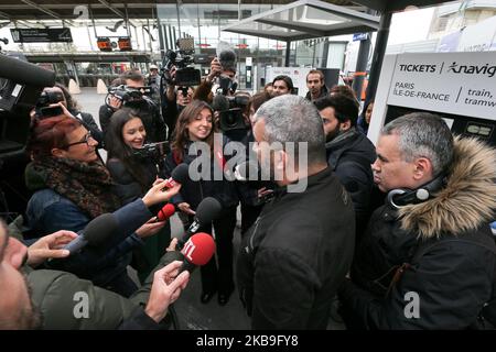 Der Eisenbahner des staatlichen französischen Eisenbahnunternehmens SNCF vom Technicenter Chatillon TGV Technicenter spricht mit der Presse, als er am 29. Oktober 2019 vor dem Hauptsitz des SNCF-Unternehmens in Saint-Denis bei Paris protestiert. Ursprünglich ein örtlicher Streik in Chatillon, der ohne Ankündigung und ohne Zustimmung der Gewerkschaften zum Ausdruck gebracht wurde.Diese spontane Bewegung riskiert, vor dem Mobilisierungstag im Dezember 5. andere anzurufen. 7 von 10 Atlantique TGV sind diesen Montag seit dem Bahnhof Montparnasse nicht mehr im Umlauf. (Foto von Michel Stoupak/NurPhoto) Stockfoto