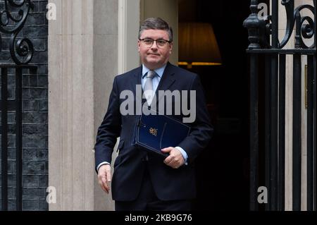 Lord Chancellor und Justizminister Robert Buckland verlässt die Downing Street 10 im Zentrum Londons, nachdem er an der wöchentlichen Kabinettssitzung am 29. Oktober 2019 in London, England, teilgenommen hatte. Die Regierung wird den einzeiligen Gesetzentwurf zur Änderung des Festzeitparlaments-Gesetzes (FTPA) zur Erlauben einer vorweihnachtlichen Parlamentswahl vorweisen, da die Abgeordneten gestern den Antrag der Regierung abgelehnt haben, der eine Schnellwahl am 12. Dezember 2019 fordert. (Foto von Wiktor Szymanowicz/NurPhoto) Stockfoto