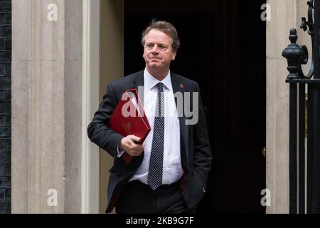 Der schottische Staatssekretär Alister Jack verlässt die Downing Street 10 im Zentrum von London, nachdem er an der wöchentlichen Kabinettssitzung am 29. Oktober 2019 in London, England, teilgenommen hat. Die Regierung wird den einzeiligen Gesetzentwurf zur Änderung des Festzeitparlaments-Gesetzes (FTPA) zur Erlauben einer vorweihnachtlichen Parlamentswahl vorweisen, da die Abgeordneten gestern den Antrag der Regierung abgelehnt haben, der eine Schnellwahl am 12. Dezember 2019 fordert. (Foto von Wiktor Szymanowicz/NurPhoto) Stockfoto