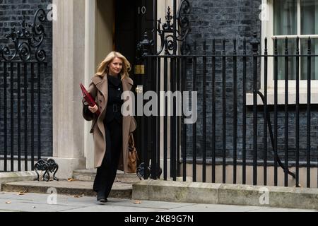 Esther McVey, Staatsministerin für Wohnungswesen, verlässt die Downing Street 10 im Zentrum Londons, nachdem sie an der wöchentlichen Kabinettssitzung am 29. Oktober 2019 in London, England, teilgenommen hat. Die Regierung wird den einzeiligen Gesetzentwurf zur Änderung des Festzeitparlaments-Gesetzes (FTPA) zur Erlauben einer vorweihnachtlichen Parlamentswahl vorweisen, da die Abgeordneten gestern den Antrag der Regierung abgelehnt haben, der eine Schnellwahl am 12. Dezember 2019 fordert. (Foto von Wiktor Szymanowicz/NurPhoto) Stockfoto