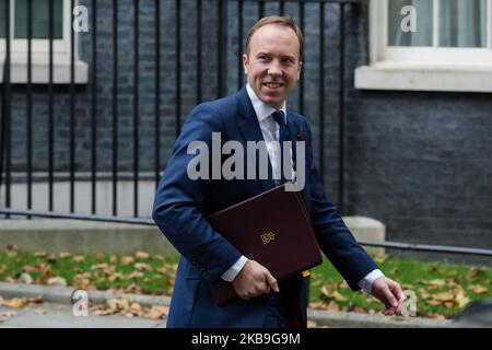 Matt Hancock, Staatssekretär für Gesundheit und Soziales, verlässt die Downing Street 10 im Zentrum von London, nachdem er an der wöchentlichen Kabinettssitzung am 29. Oktober 2019 in London, England, teilgenommen hatte. Die Regierung wird den einzeiligen Gesetzentwurf zur Änderung des Festzeitparlaments-Gesetzes (FTPA) zur Erlauben einer vorweihnachtlichen Parlamentswahl vorweisen, da die Abgeordneten gestern den Antrag der Regierung abgelehnt haben, der eine Schnellwahl am 12. Dezember 2019 fordert. (Foto von Wiktor Szymanowicz/NurPhoto) Stockfoto