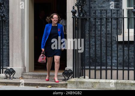 Die Leiterin des Oberhauses und Lord Privy Seal Baroness Evans verlässt die Downing Street 10 im Zentrum Londons, nachdem sie an der wöchentlichen Kabinettssitzung am 29. Oktober 2019 in London, England, teilgenommen hat. Die Regierung wird den einzeiligen Gesetzentwurf zur Änderung des Festzeitparlaments-Gesetzes (FTPA) zur Erlauben einer vorweihnachtlichen Parlamentswahl vorweisen, da die Abgeordneten gestern den Antrag der Regierung abgelehnt haben, der eine Schnellwahl am 12. Dezember 2019 fordert. (Foto von Wiktor Szymanowicz/NurPhoto) Stockfoto