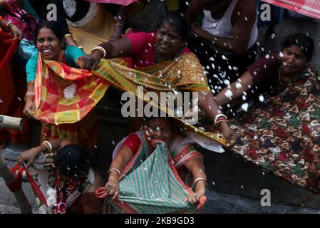 Indische Anhänger sammeln heiligen Reis während der Annakut Utsav (Govardhan Puja) in Madan Mohon Mandir am 29,2019. Oktober in Kalkata, Indien. Menschen in großer Zahl versammeln sich im Tempel und sammeln die Reisopfer in dem Glauben, dass der Reis sie in gutem Zustand halten wird und sie niemals im Leben Armut oder Mangel an Nahrung erleben werden. (Foto von Debajyoti Chakraborty/NurPhoto) Stockfoto