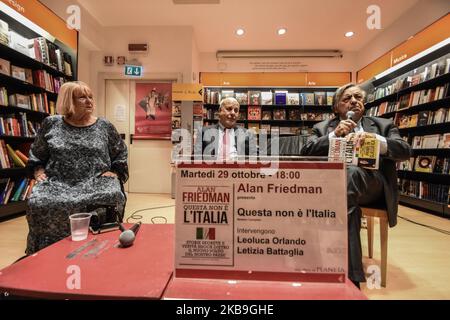 Alan Friedman präsentiert sein neues Buch 'This is not Italy', zusammen mit dem Bürgermeister Leoluca Orlando und der Fotografin Letizia Battaglia auf der Feltrinelli Libri e Musica in Palermo. Während des Treffens mit den Lesern griff der amerikanische Journalist den Sekretär der Lega Matteo Salvini und die italienischen Wähler, die für die Parteien der Rechten stimmten, an und nannte sie unwissend und ohne Kultur. Palermo, 29. Oktober 2019. (Foto von Francesco Militello Mirto/NurPhoto) Stockfoto