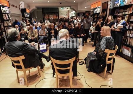 Alan Friedman präsentiert sein neues Buch 'This is not Italy', zusammen mit dem Bürgermeister Leoluca Orlando und der Fotografin Letizia Battaglia auf der Feltrinelli Libri e Musica in Palermo. Während des Treffens mit den Lesern griff der amerikanische Journalist den Sekretär der Lega Matteo Salvini und die italienischen Wähler, die für die Parteien der Rechten stimmten, an und nannte sie unwissend und ohne Kultur. Palermo, 29. Oktober 2019. (Foto von Francesco Militello Mirto/NurPhoto) Stockfoto