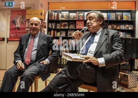 Alan Friedman präsentiert sein neues Buch 'This is not Italy', zusammen mit dem Bürgermeister Leoluca Orlando und der Fotografin Letizia Battaglia auf der Feltrinelli Libri e Musica in Palermo. Während des Treffens mit den Lesern griff der amerikanische Journalist den Sekretär der Lega Matteo Salvini und die italienischen Wähler, die für die Parteien der Rechten stimmten, an und nannte sie unwissend und ohne Kultur. Palermo, 29. Oktober 2019. (Foto von Francesco Militello Mirto/NurPhoto) Stockfoto
