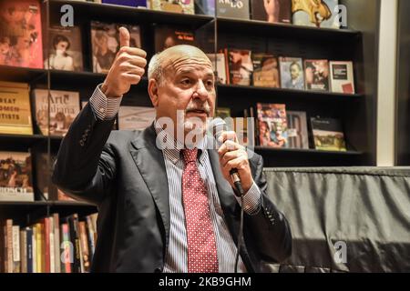 Alan Friedman präsentiert sein neues Buch 'This is not Italy', zusammen mit dem Bürgermeister Leoluca Orlando und der Fotografin Letizia Battaglia auf der Feltrinelli Libri e Musica in Palermo. Während des Treffens mit den Lesern griff der amerikanische Journalist den Sekretär der Lega Matteo Salvini und die italienischen Wähler, die für die Parteien der Rechten stimmten, an und nannte sie unwissend und ohne Kultur. Palermo, 29. Oktober 2019. (Foto von Francesco Militello Mirto/NurPhoto) Stockfoto