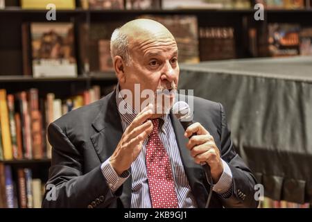 Alan Friedman präsentiert sein neues Buch 'This is not Italy', zusammen mit dem Bürgermeister Leoluca Orlando und der Fotografin Letizia Battaglia auf der Feltrinelli Libri e Musica in Palermo. Während des Treffens mit den Lesern griff der amerikanische Journalist den Sekretär der Lega Matteo Salvini und die italienischen Wähler, die für die Parteien der Rechten stimmten, an und nannte sie unwissend und ohne Kultur. Palermo, 29. Oktober 2019. (Foto von Francesco Militello Mirto/NurPhoto) Stockfoto