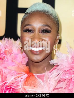 LOS ANGELES, KALIFORNIEN, USA - 29. OKTOBER: Die Schauspielerin Cynthia Erivo in einem Marc Jacobs-Kleid kommt bei der Los Angeles Premiere von „Harriet“, die am 29. Oktober 2019 in Los Angeles, Kalifornien, USA, im „The orfeum Theatre“ stattfand. (Foto von Xavier Collin/Image Press Agency/NurPhoto) Stockfoto