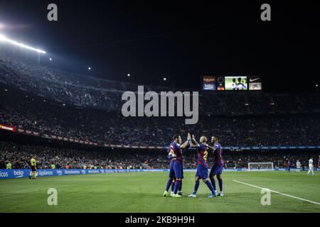 09 Luis Suarez aus Uruguay vom FC Barcelona feiert sein Tor mit 22 Arturo Vidal aus Chile vom FC Barcelona während des La Liga-Spiels zwischen dem FC Barcelona und Real Valladolid im Camp Nou Stadium in Barcelona 29. Oktober 2019, Spanien. (Foto von Xavier Bonilla/NurPhoto) Stockfoto