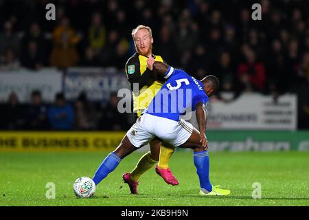 Wes Morgan (5) von Leicester City blockiert Liam Boyce (27) von Burton Albion während des Carabao Cup Fourth Round Matches zwischen Burton Albion und Leicester City im Pirelli Stadium, Burton Upon Trent am Dienstag, den 29.. Oktober 2019. (Foto von Jon Hobley/MI News/NurPhoto) Stockfoto