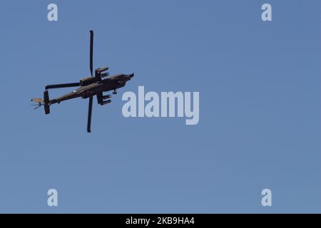 Boeing AH-64 Apache der Hellenic Army Aviation. Der AH-64D Apache Longbow Attack Helikopter, der an einer statischen und fliegenden Vorführung mit dem Pegasus Team Chopper auf der Athens Flying Week Air Show 2019 auf dem Tanagra Military Airbase LGTG teilnahm. Athen, Griechenland - 22. September 2019 (Foto von Nicolas Economou/NurPhoto) Stockfoto