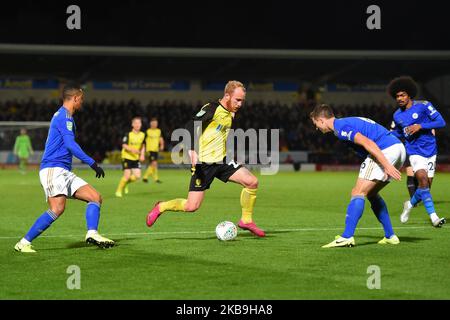 Liam Boyce (27) von Burton Albion kämpft mit Jonny Evans (6) von Leicester City während des Carabao Cup Fourth Round Matches zwischen Burton Albion und Leicester City am Dienstag, dem 29.. Oktober 2019 im Pirelli Stadium, Burton Upon Trent. (Foto von Jon Hobley/MI News/NurPhoto) Stockfoto