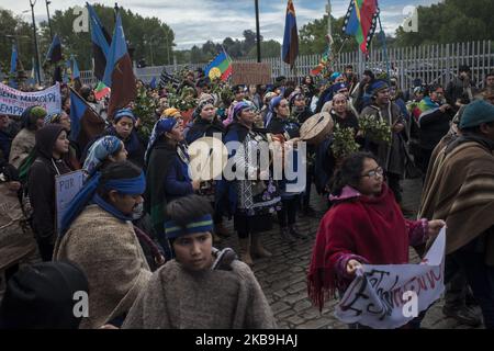 Osorno, Chile. 29. Oktober 2019. Indigene Gemeinschaften von Mapuche-Williche marschierten, um den sozial-politischen Prozess Chiles zu unterstützen. Sie fordern die Umsetzung einer konstituierenden Versammlung, um Autonomie, Selbstbestimmung und ein gutes Leben in ihrem angestammten Gebiet in Osorno, Chile, zu erreichen. (Foto von Fernando Lavoz/NurPhoto) Stockfoto