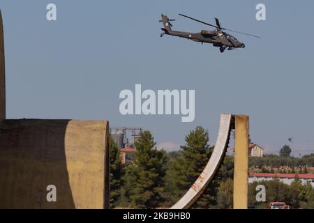 Boeing AH-64 Apache der Hellenic Army Aviation. Der AH-64D Apache Longbow Attack Helikopter, der an einer statischen und fliegenden Vorführung mit dem Pegasus Team Chopper auf der Athens Flying Week Air Show 2019 auf dem Tanagra Military Airbase LGTG teilnahm. Athen, Griechenland - 22. September 2019 (Foto von Nicolas Economou/NurPhoto) Stockfoto