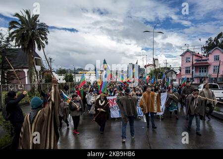 Osorno, Chile. 29. Oktober 2019. Indigene Gemeinschaften von Mapuche-Williche marschierten, um den sozial-politischen Prozess Chiles zu unterstützen. Sie fordern die Umsetzung einer konstituierenden Versammlung, um Autonomie, Selbstbestimmung und ein gutes Leben in ihrem angestammten Gebiet in Osorno, Chile, zu erreichen. (Foto von Fernando Lavoz/NurPhoto) Stockfoto