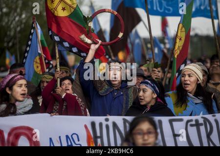 Osorno, Chile. 29. Oktober 2019. Indigene Gemeinschaften von Mapuche-Williche marschierten, um den sozial-politischen Prozess Chiles zu unterstützen. Sie fordern die Umsetzung einer konstituierenden Versammlung, um Autonomie, Selbstbestimmung und ein gutes Leben in ihrem angestammten Gebiet in Osorno, Chile, zu erreichen. (Foto von Fernando Lavoz/NurPhoto) Stockfoto