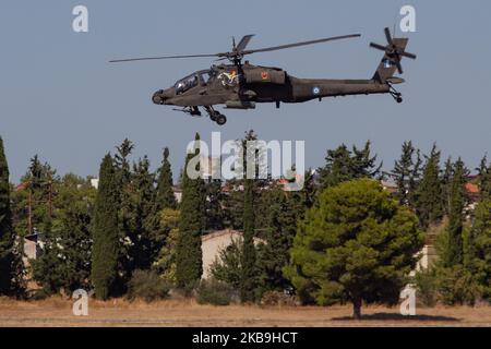 Boeing AH-64 Apache der Hellenic Army Aviation. Der AH-64D Apache Longbow Attack Helikopter, der an einer statischen und fliegenden Vorführung mit dem Pegasus Team Chopper auf der Athens Flying Week Air Show 2019 auf dem Tanagra Military Airbase LGTG teilnahm. Athen, Griechenland - 22. September 2019 (Foto von Nicolas Economou/NurPhoto) Stockfoto