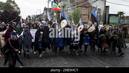 Osorno, Chile. 29. Oktober 2019. Indigene Gemeinschaften von Mapuche-Williche marschierten, um den sozial-politischen Prozess Chiles zu unterstützen. Sie fordern die Umsetzung einer konstituierenden Versammlung, um Autonomie, Selbstbestimmung und ein gutes Leben in ihrem angestammten Gebiet in Osorno, Chile, zu erreichen. (Foto von Fernando Lavoz/NurPhoto) Stockfoto