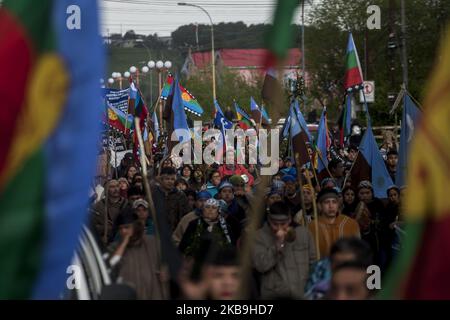 Osorno, Chile. 29. Oktober 2019. Indigene Gemeinschaften von Mapuche-Williche marschierten, um den sozial-politischen Prozess Chiles zu unterstützen. Sie fordern die Umsetzung einer konstituierenden Versammlung, um Autonomie, Selbstbestimmung und ein gutes Leben in ihrem angestammten Gebiet in Osorno, Chile, zu erreichen. (Foto von Fernando Lavoz/NurPhoto) Stockfoto