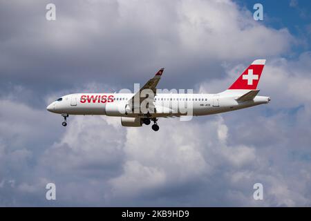 Schweizer Airbus A220-300-Flugzeuge mit Registrierung HB-JCD, wie bei der endgültigen Landung auf dem internationalen Flughafen London Heathrow LHR EGLL in England, Großbritannien, an einem bewölkten Tag gesehen. Der Airbus A220 ist ein Regionaljet der neuen Generation mit erweiterten Fähigkeiten, einem Schmalkarossflugzeug, der zuvor bekannten Bombardier C Series CS300 oder BD-500. Swiss International Air Lines SWR LX verbindet London mit Genf, Zürich und saisonal mit Sion. Die Schweizer Flaggenfluggesellschaft ist Mitglied der Star Alliance Aviation Alliance und gehört zur Lufthansa Group. Im Oktober 2019 hat Swiss den gesamten 29 Airbus A220 geerdet Stockfoto