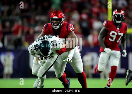 Houston, Texas, USA. 3.. November 2022. Philadelphia Eagles Tight End Dallas Goedert (88) wird von Houston Texans Linebacker Christian Kirksey (58) nach einem Fang im zweiten Viertel zwischen den Houston Texans und den Philadelphia Eagles am 3. November 2022 im NRG Stadium in Houston, TX, von hinten angegangen. (Bild: © Erik Williams/ZUMA Press Wire) Stockfoto