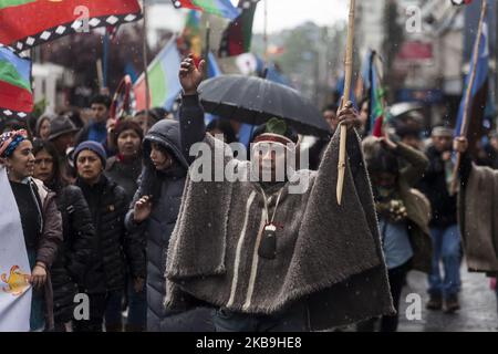 Osorno, Chile. 29. Oktober 2019. Indigene Gemeinschaften von Mapuche-Williche marschierten, um den sozial-politischen Prozess Chiles zu unterstützen. Sie fordern die Umsetzung einer konstituierenden Versammlung, um Autonomie, Selbstbestimmung und ein gutes Leben in ihrem angestammten Gebiet in Osorno, Chile, zu erreichen. (Foto von Fernando Lavoz/NurPhoto) Stockfoto