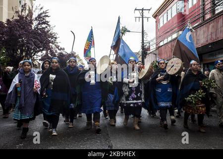 Osorno, Chile. 29. Oktober 2019. Indigene Gemeinschaften von Mapuche-Williche marschierten, um den sozial-politischen Prozess Chiles zu unterstützen. Sie fordern die Umsetzung einer konstituierenden Versammlung, um Autonomie, Selbstbestimmung und ein gutes Leben in ihrem angestammten Gebiet in Osorno, Chile, zu erreichen. (Foto von Fernando Lavoz/NurPhoto) Stockfoto