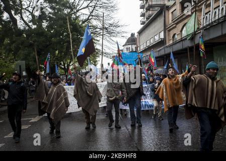 Osorno, Chile. 29. Oktober 2019. Indigene Gemeinschaften von Mapuche-Williche marschierten, um den sozial-politischen Prozess Chiles zu unterstützen. Sie fordern die Umsetzung einer konstituierenden Versammlung, um Autonomie, Selbstbestimmung und ein gutes Leben in ihrem angestammten Gebiet in Osorno, Chile, zu erreichen. (Foto von Fernando Lavoz/NurPhoto) Stockfoto