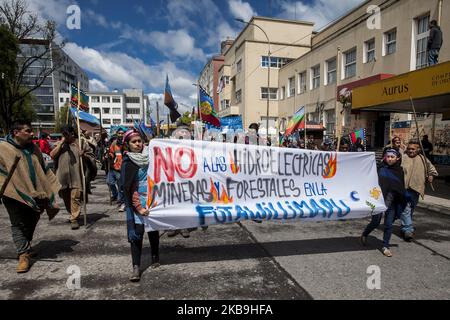 Osorno, Chile. 29. Oktober 2019. Indigene Gemeinschaften von Mapuche-Williche marschierten, um den sozial-politischen Prozess Chiles zu unterstützen. Sie fordern die Umsetzung einer konstituierenden Versammlung, um Autonomie, Selbstbestimmung und ein gutes Leben in ihrem angestammten Gebiet in Osorno, Chile, zu erreichen. (Foto von Fernando Lavoz/NurPhoto) Stockfoto