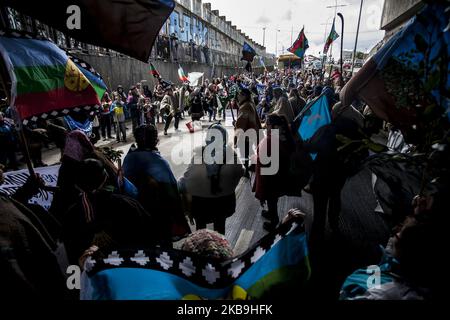 Osorno, Chile. 29. Oktober 2019. Indigene Gemeinschaften von Mapuche-Williche marschierten, um den sozial-politischen Prozess Chiles zu unterstützen. Sie fordern die Umsetzung einer konstituierenden Versammlung, um Autonomie, Selbstbestimmung und ein gutes Leben in ihrem angestammten Gebiet in Osorno, Chile, zu erreichen. (Foto von Fernando Lavoz/NurPhoto) Stockfoto