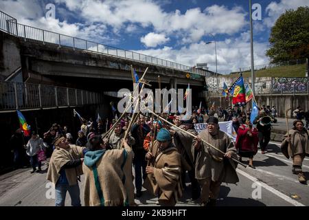 Osorno, Chile. 29. Oktober 2019. Indigene Gemeinschaften von Mapuche-Williche marschierten, um den sozial-politischen Prozess Chiles zu unterstützen. Sie fordern die Umsetzung einer konstituierenden Versammlung, um Autonomie, Selbstbestimmung und ein gutes Leben in ihrem angestammten Gebiet in Osorno, Chile, zu erreichen. (Foto von Fernando Lavoz/NurPhoto) Stockfoto