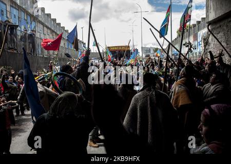 Osorno, Chile. 29. Oktober 2019. Indigene Gemeinschaften von Mapuche-Williche marschierten, um den sozial-politischen Prozess Chiles zu unterstützen. Sie fordern die Umsetzung einer konstituierenden Versammlung, um Autonomie, Selbstbestimmung und ein gutes Leben in ihrem angestammten Gebiet in Osorno, Chile, zu erreichen. (Foto von Fernando Lavoz/NurPhoto) Stockfoto