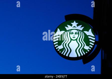 Das Starbucks Coffee-Logo ist am 27. Oktober 2019 in Krakau, Polen, zu sehen. (Foto von Jakub Porzycki/NurPhoto) Stockfoto