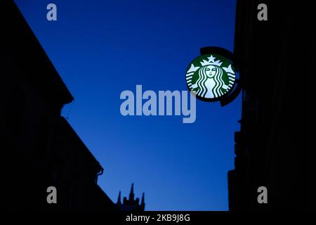 Das Starbucks Coffee-Logo ist am 27. Oktober 2019 in Krakau, Polen, zu sehen. (Foto von Jakub Porzycki/NurPhoto) Stockfoto