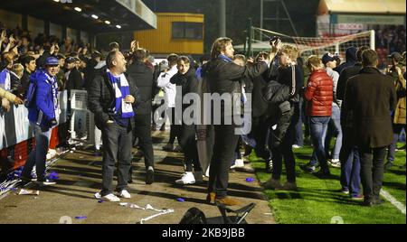 LONDON, GROSSBRITANNIEN. OKTOBER 29 Colchester United-Fans feiern ihren Sieg während der vierten Runde des Carabao Cup zwischen Crawley Town und Colchester United am 29. Oktober 2019 im People's Pension Stadium in Crawley, England (Foto by Action Foto Sport/NurPhoto) Stockfoto