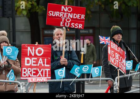 Demonstranten, die sich für den Brexit einsetzen, protestieren am 30. Oktober 2019 vor dem Parlament in London, England. Das Vereinigte Königreich wird am 12. Dezember an die Wahlen gehen, nachdem die Abgeordneten die Forderung des Premierministers nach einer vorgezogenen Parlamentswahl unterstützt und die Europäische Union bis zum 31. Januar 2020 einen Brexit-tension gewährt hat. (Foto von Wiktor Szymanowicz/NurPhoto) Stockfoto