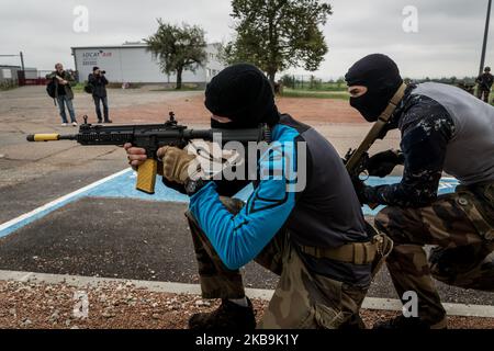 Anti-Terror-Training der Militärreserve am Flughafen Roanne, Frankreich, am 30. Oktober 2019. Die Soldaten der Panzerbrigade 2. (2. BB), Dazu gehören ein Hauptquartier, eine Command and Signals Company (2. CTC), ein Military Initial Training Center (CFIM) und sieben Regimenter im Nordosten Frankreichs, die für mehrere Tage im Falle eines Einsatzes unter dem sentinel-System und eines Terroranschlags auf französisches Gebiet geschult wurden. (Foto von Nicolas Liponne/NurPhoto) Stockfoto