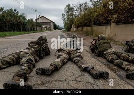 Anti-Terror-Training der Militärreserve am Flughafen Roanne, Frankreich, am 30. Oktober 2019. Die Soldaten der Panzerbrigade 2. (2. BB), Dazu gehören ein Hauptquartier, eine Command and Signals Company (2. CTC), ein Military Initial Training Center (CFIM) und sieben Regimenter im Nordosten Frankreichs, die für mehrere Tage im Falle eines Einsatzes unter dem sentinel-System und eines Terroranschlags auf französisches Gebiet geschult wurden. (Foto von Nicolas Liponne/NurPhoto) Stockfoto