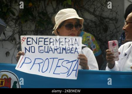 Am 30. Oktober 30, 2019 marschierte die Zunft der Krankenschwestern und Gesundheitshelfer von Anfang an in Maracaibo Venezuela. Gesundheitsfachkräfte initiieren einen 24-stündigen nationalen Streik, sie werden nur an Notfällen und kritischen Bereichen wie Entbindungs- und Intensivstationen teilnehmen. Die Maßnahme ist auf die ernste gesundheitliche Situation im Land zurückzuführen, zusätzlich zu einem Lebenshaltungslohn gemäß ihrer Professionalität, einheitlichen Arbeitsmitteln, Handschuhen, Kleidern, der Bereitstellung von Medikamenten für Krankenhäuser, Wasser, das eine vorrangige Dienstleistung für den Betrieb von Sanitärbereichen ist, Lebensmitteln und deren Reinigung. Und alle Mindestbedingungen Th Stockfoto