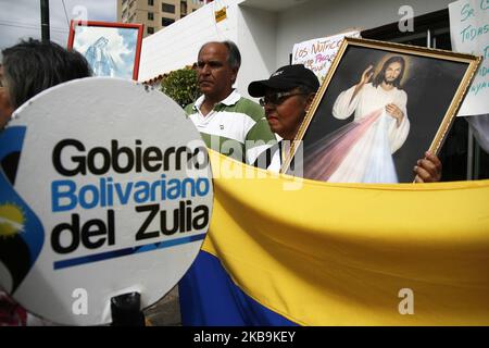 Am 30. Oktober 30, 2019 marschierte die Zunft der Krankenschwestern und Gesundheitshelfer von Anfang an in Maracaibo Venezuela. Gesundheitsfachkräfte initiieren einen 24-stündigen nationalen Streik, sie werden nur an Notfällen und kritischen Bereichen wie Entbindungs- und Intensivstationen teilnehmen. Die Maßnahme ist auf die ernste gesundheitliche Situation im Land zurückzuführen, zusätzlich zu einem Lebenshaltungslohn gemäß ihrer Professionalität, einheitlichen Arbeitsmitteln, Handschuhen, Kleidern, der Bereitstellung von Medikamenten für Krankenhäuser, Wasser, das eine vorrangige Dienstleistung für den Betrieb von Sanitärbereichen ist, Lebensmitteln und deren Reinigung. Und alle Mindestbedingungen Th Stockfoto