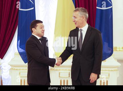 NATO-Generalsekretär Jens Stoltenberg (R) und der ukrainische Präsident Wolodymyr Zelensky (L) schütteln sich die Hände vor dem Treffen der NATO-Ukraine-Kommission am 31. Oktober 2019 in Kiew, Ukraine. NATO-Generalsekretär Jens Stoltenberg besuchte am 30. Oktober die NATO-Schiffe (vier NATO Mine Gegenmaßnahmen Schiffe aus Bulgarien, Italien, Rumänien und Spanien dockten am Schwarzen Meer Hafen von Odesa) und nahm zusammen mit dem ukrainischen Präsidenten an dem Treffen der NATO-Ukraine-Kommission in Kiew am 31. Oktober Teil. (Foto von STR/NurPhoto) Stockfoto