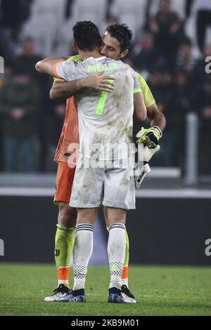 Juventus-Stürmer Cristiano Ronaldo (7) feiert mit Juventus-Torwart Gianluigi Buffon (77) nach dem Fußballspiel der Serie A n.10 JUVENTUS - GENUA am 30. Oktober 2019 im Allianz-Stadion in Turin, Piemont, Italien. Endergebnis: Juventus-Genua 2-1. (Foto von Matteo Bottanelli/NurPhoto) Stockfoto