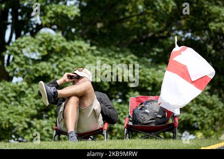 Ein englischer Cricket-Fan beobachtet mit ihrem Fernglas vor dem ersten internationalen Cricket-Spiel T20 zwischen England und Neuseeland am 01. November 2019 in Hagley Oval in Christchurch, Neuseeland. (Foto von Sanka Vidanagama/NurPhoto) Stockfoto