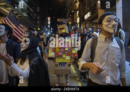 Eine menschliche Lennon-Mauer in Lan Kwai Fong in Hongkong, China, 31. Oktober 2019, protestieren seit Monaten pro-demokratische Demonstranten auf den Straßen Hongkongs. (Foto von Vernon Yuen/NurPhoto) Stockfoto