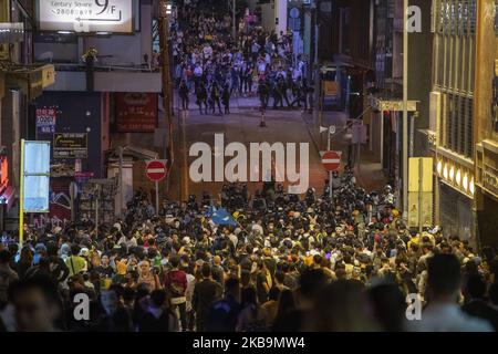 Menschen werden gesehen, wie sie sich in Lan Kwai Fong versammelten in Hongkong, China, 31. Oktober 2019, gehen Pro-Demokratie-Demonstranten seit Monaten aus Protest auf die Straßen Hongkongs. (Foto von Vernon Yuen/NurPhoto) Stockfoto