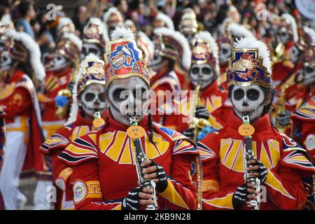 Die Menschen nehmen an der jährlichen 'Dia de Muertos Parade' Teil, die Teil der Feierlichkeiten des mexikanischen Dia de Muertos am 28. Oktober 2019 in Mexiko-Stadt, Mexiko. Der Tag der Toten wird am 2. November gefeiert, mexikanische Bürger, die an diesem Tag ihre Toten feiern (Foto von Eyepix/NurPhoto) Stockfoto