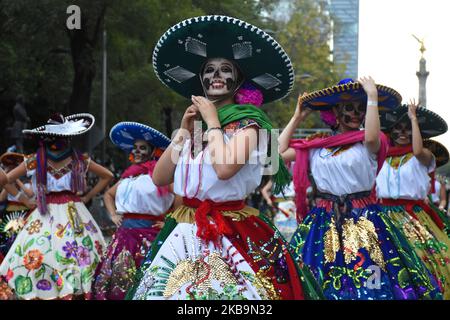 Die Menschen nehmen an der jährlichen 'Dia de Muertos Parade' Teil, die Teil der Feierlichkeiten des mexikanischen Dia de Muertos am 28. Oktober 2019 in Mexiko-Stadt, Mexiko. Der Tag der Toten wird am 2. November gefeiert, mexikanische Bürger, die an diesem Tag ihre Toten feiern (Foto von Eyepix/NurPhoto) Stockfoto