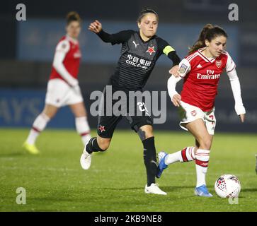 Danielle van de Donk von Arsenal schlägt Diana Bartovicova von Slavia Praha Women während der UEFA Women's Champions League am 31. Oktober 2019 im Meadow Park Stadium in Borehamwood, England, ein Spiel der 16 Leg 2 zwischen Arsenal Women und Slavia Praha Women (Foto von Action Foto Sport/NurPhoto) Stockfoto